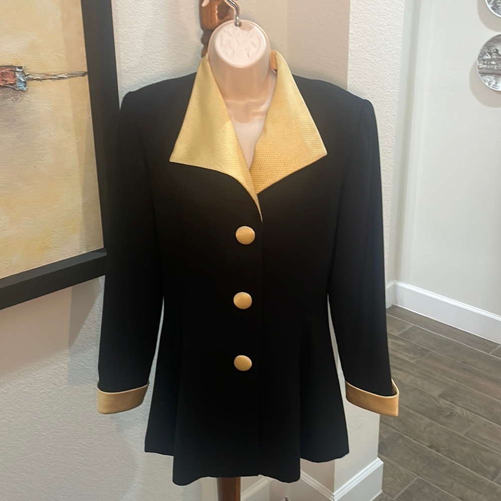 GORGEOUS VINTAGE Black and Golden trimmed blazer.. FANTASTIC!! SIZE 10